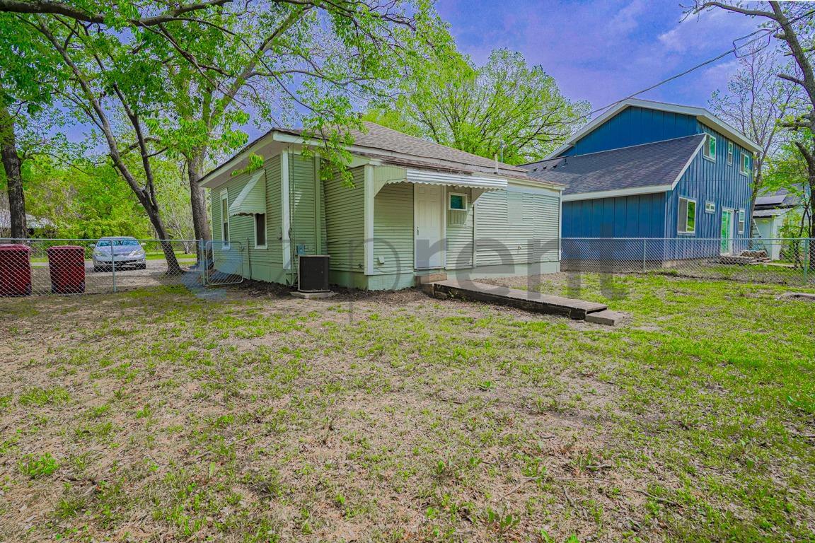 Building Photo - 1006 S Throckmorton St