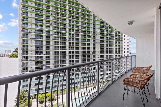 Building Photo - 1750 N Bayshore Dr