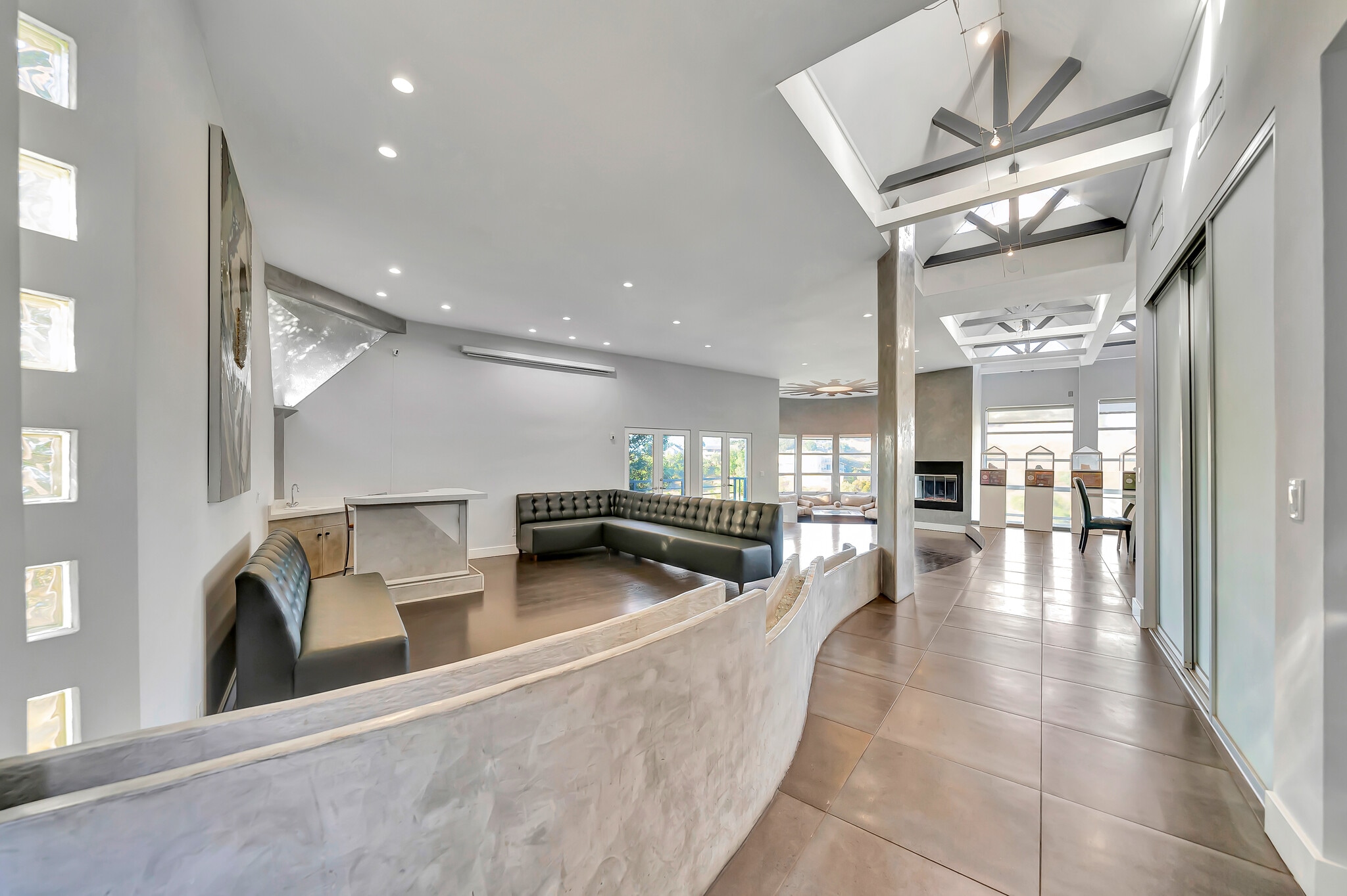 Building Photo - 3630 Avenida del Sol