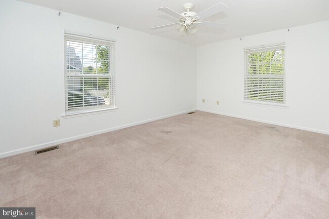 Building Photo - 200 Rolling Hill Dr