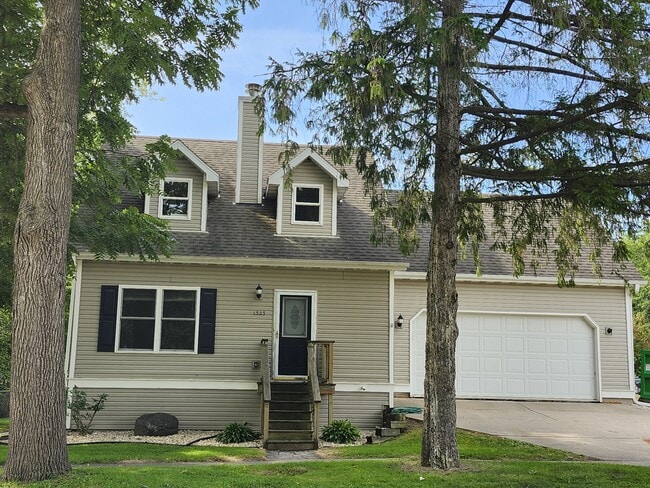 Primary Photo - 1323 W Main St