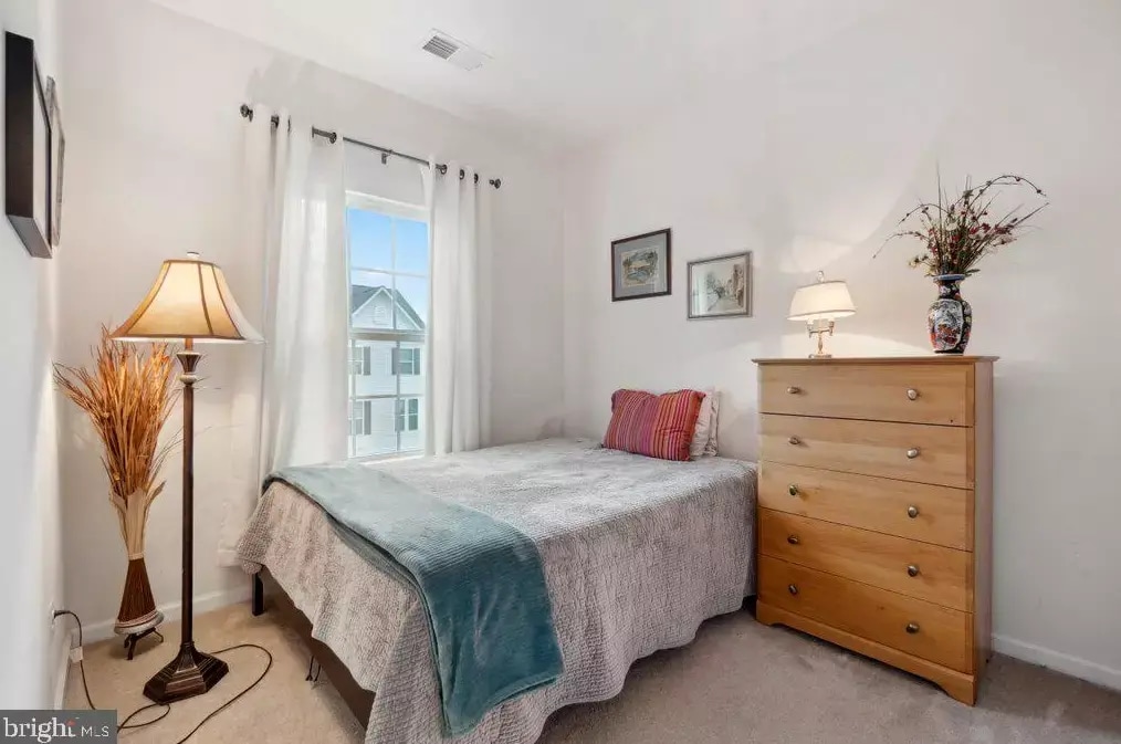 Second bedroom - 1280 Rannoch Ln
