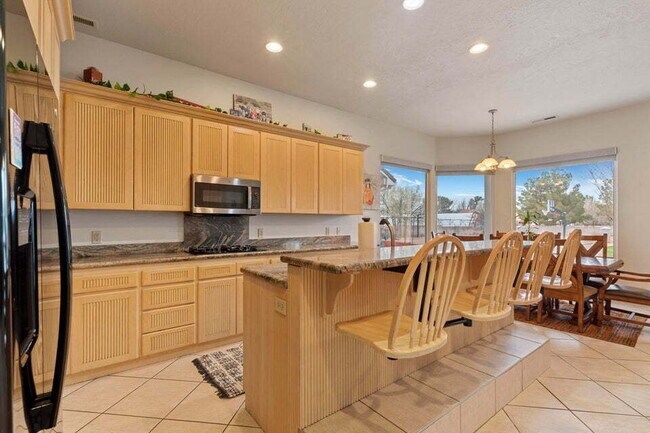 Building Photo - Spacious 5 bed 3 bath with large back yard.