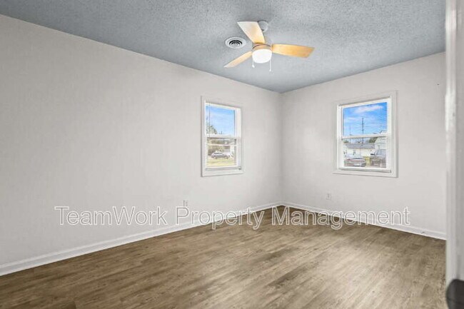 Building Photo - 3043 Terry Dr