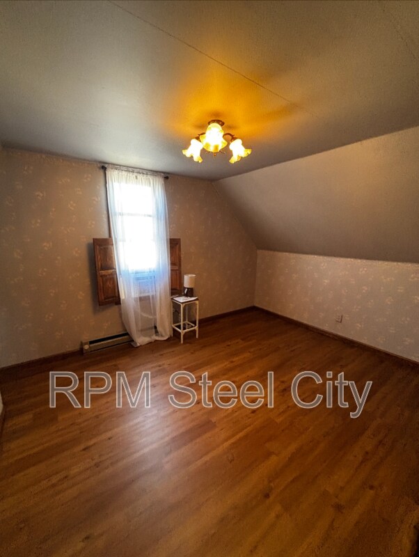 Building Photo - 512-512 1/2 W 10th St