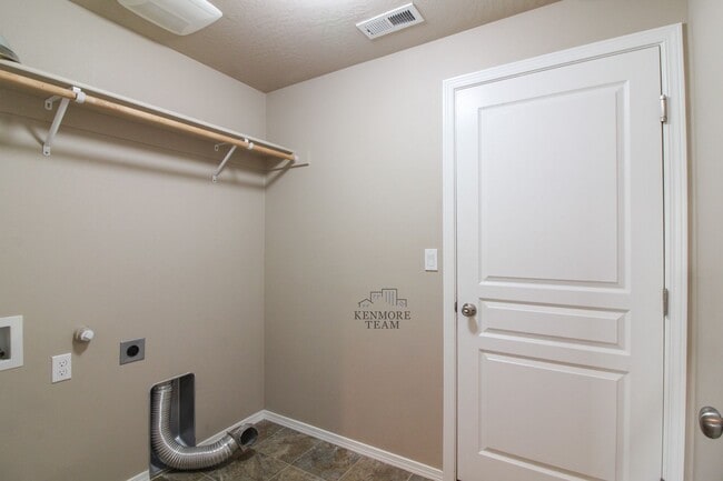 Building Photo - 6101 Turf Paradise Dr