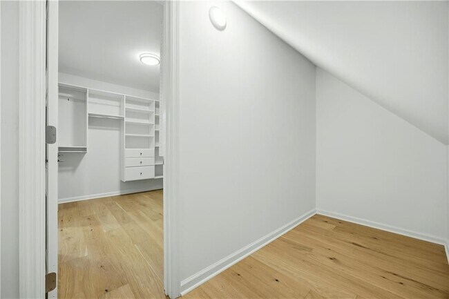 Building Photo - 1390 Tennis Ct Pl