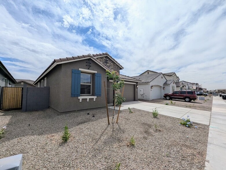 Primary Photo - 10163 W Amelia Ave