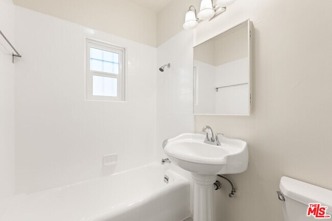 Building Photo - 258 S Orange Dr