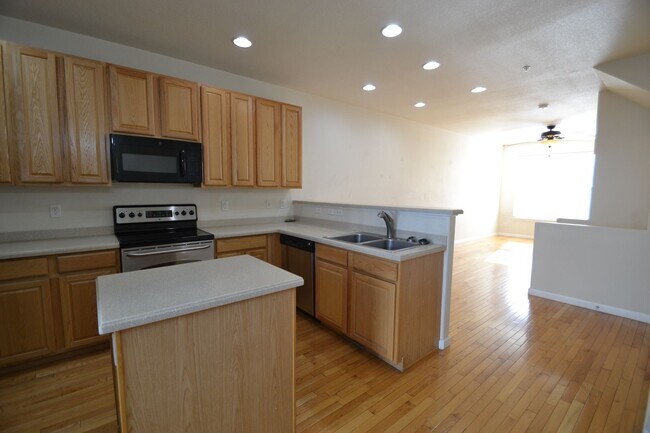 Building Photo - Downtown Townhome 2 Beds 3 Bath with AC