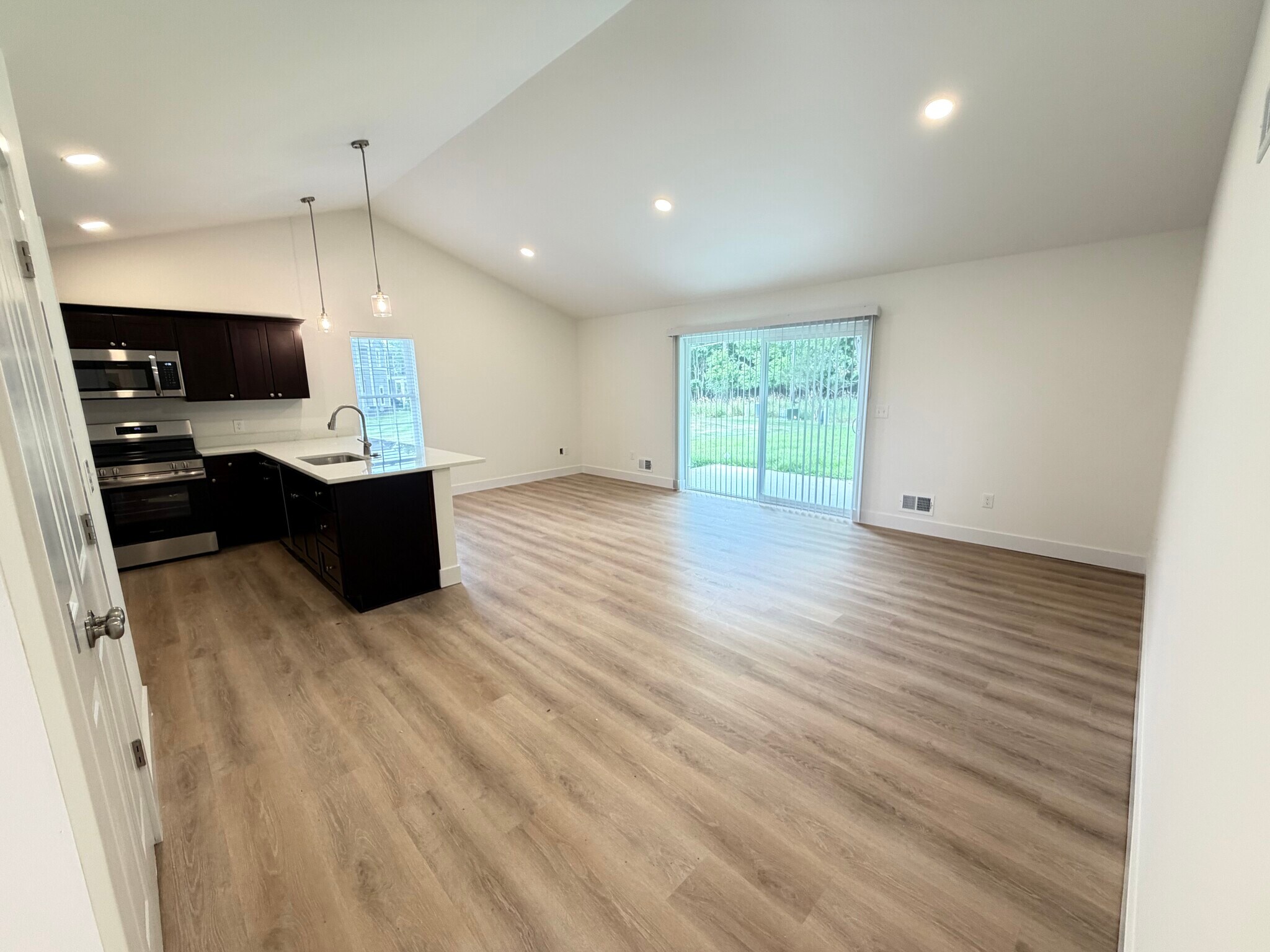 Building Photo - 2130 Carriage Hill Cir