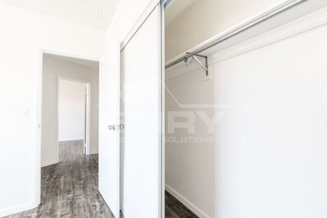 Building Photo - 2 bed 1 bath unit in Inglewood 90302