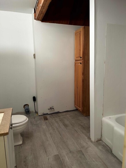 Full Bath - Upstairs - 302 Lake Ave