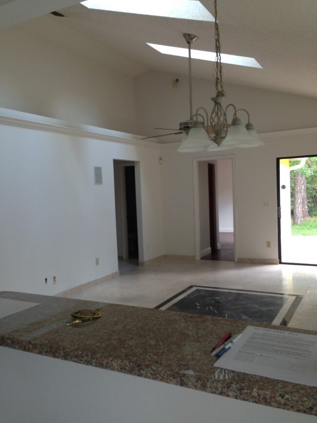 Building Photo - Beautifully Upgraded 3 BR Home in Hidden L...