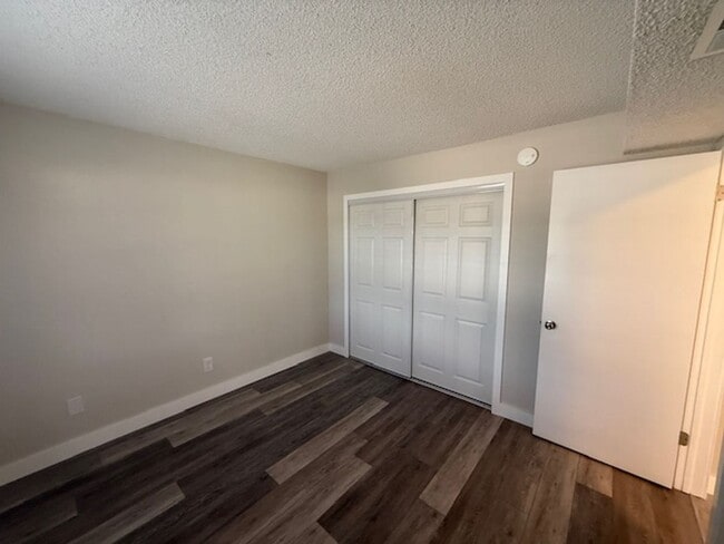 Building Photo - 2 Bedroom/1 Bathroom Apartment