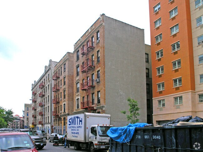 Primary Photo - 957 Kelly St