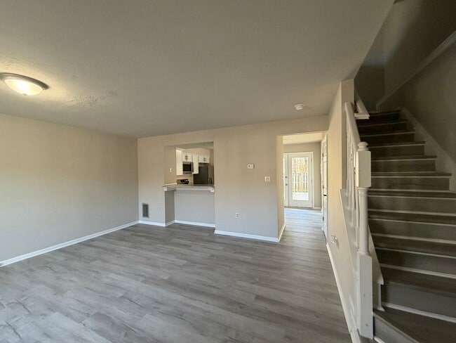 Building Photo - Great 2 bedroom fully renovated townhouse