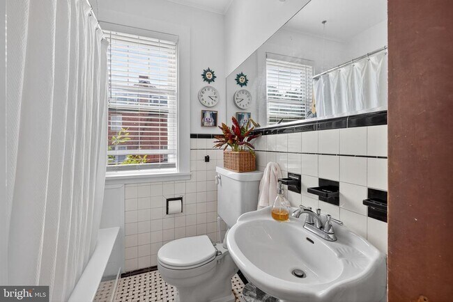 Building Photo - 420 W Cork St