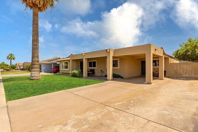 Building Photo - 8511 E Roanoke Ave