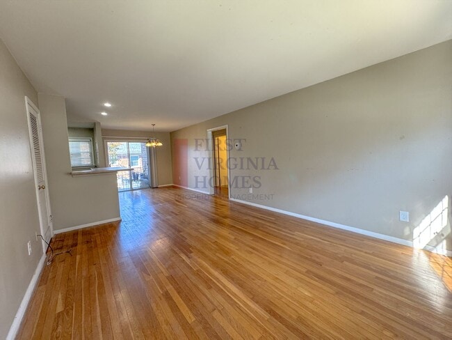 Building Photo - Hessian Hills first-floor Condo 2bed/1bath...