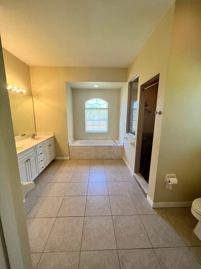 Building Photo - 4970 Easter Terrace