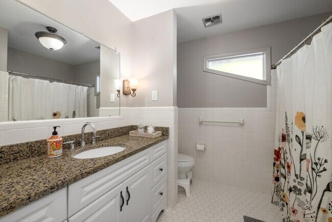 Building Photo - 4014 Foxglove Rd
