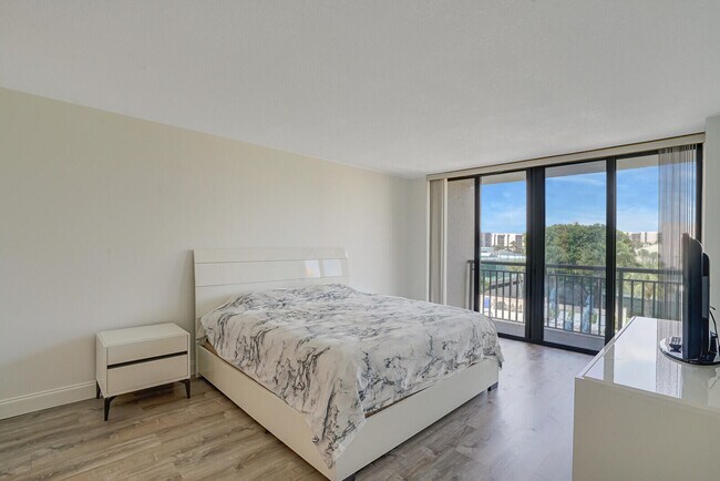 Building Photo - 2727 N Ocean Blvd