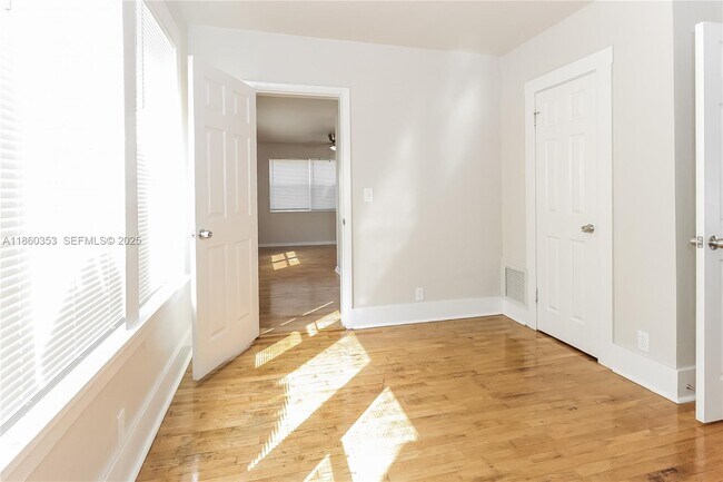 Building Photo - 713 S N St