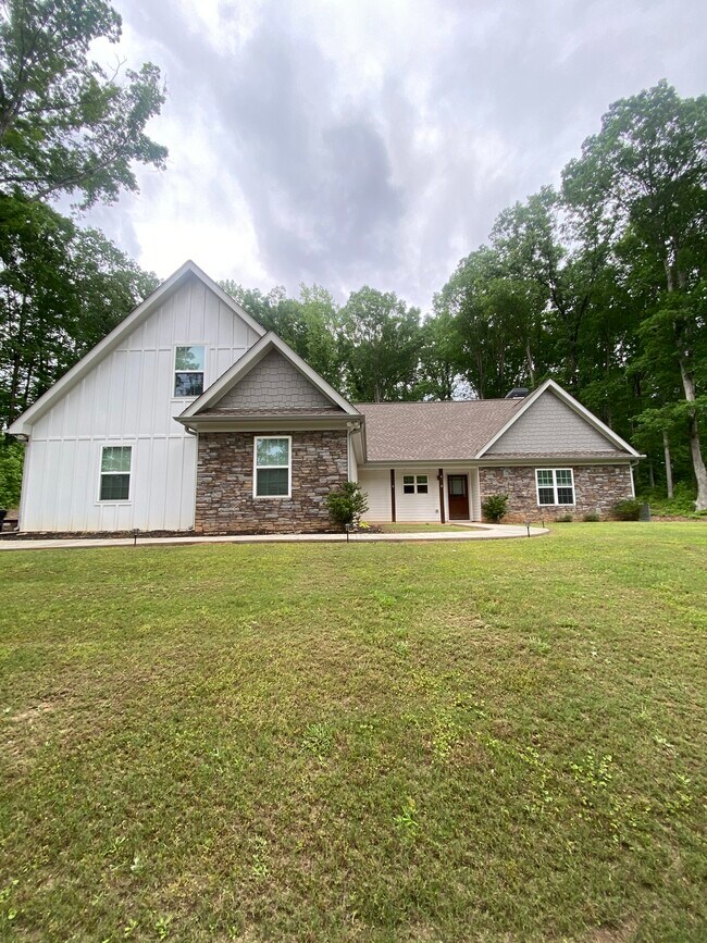 Building Photo - 40 Oak Forest Dr