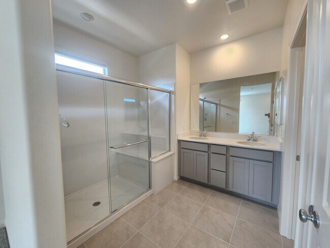 Building Photo - WOW Four Bedroom in North Summerlin!