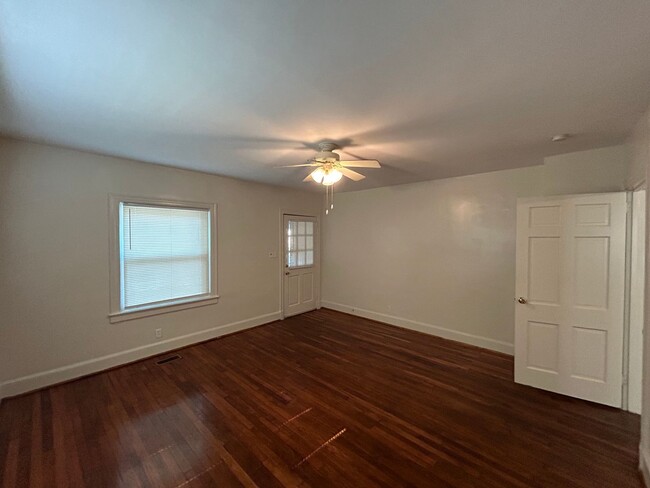 Building Photo - 808 W Markham Ave