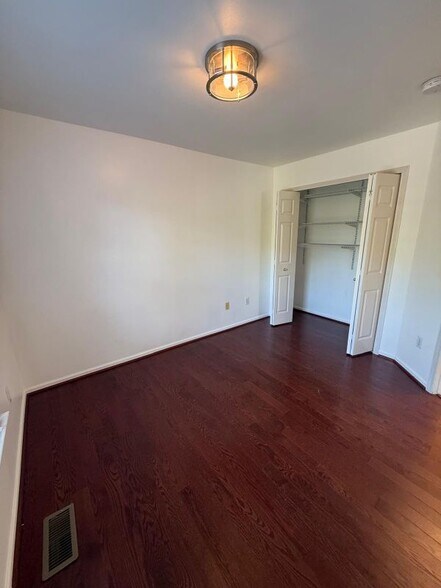 Building Photo - 1372 Village Dr