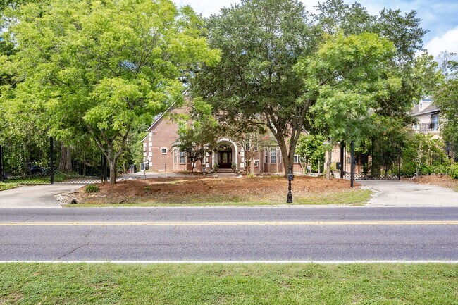 Building Photo - Historic Highland Road Beauty with Bayou V...