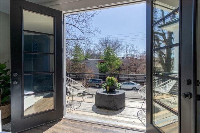 Building Photo - 704 W 45th St