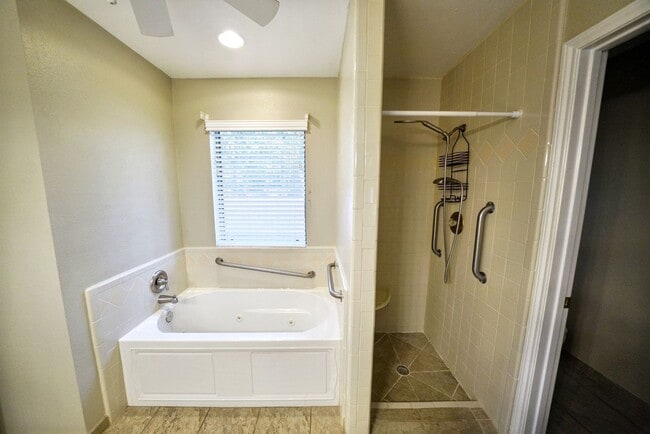 Building Photo - Beautiful Home in the desirable Shavano Ga...