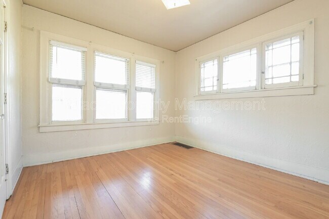 Building Photo - 1442 Perry St