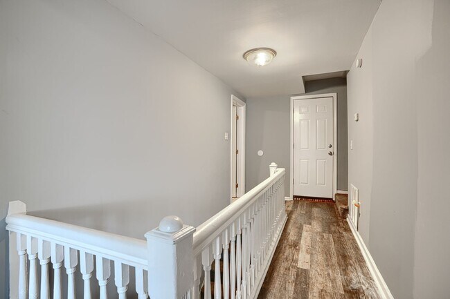 Building Photo - 304 Collins Ave