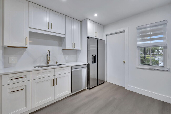Building Photo - 3100 N Palm Aire Dr
