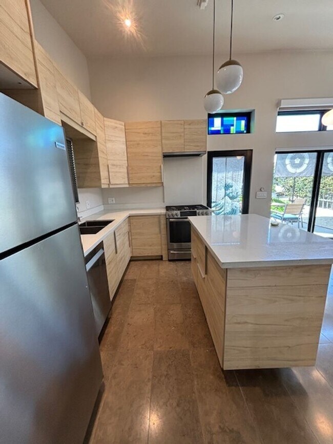 Building Photo - 1 Bed 1 Bath in North Hills Available Now