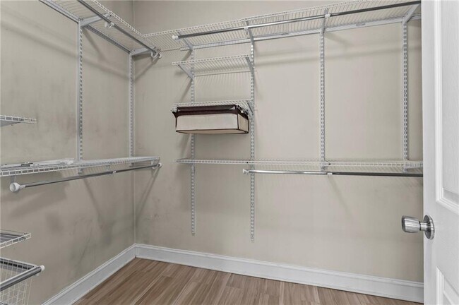 Building Photo - 3030 Northcliff Dr