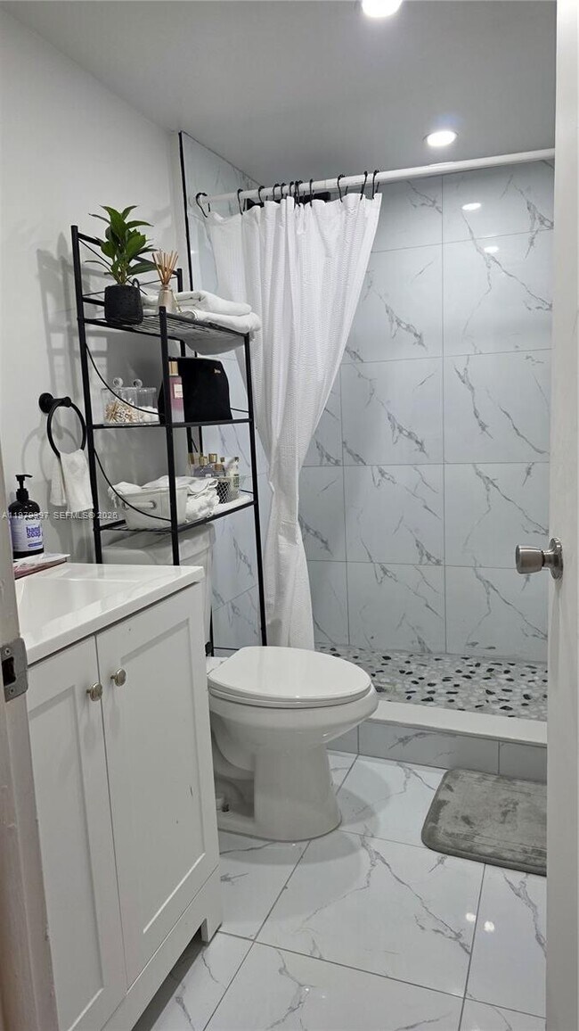 Building Photo - 750 NE 199th St