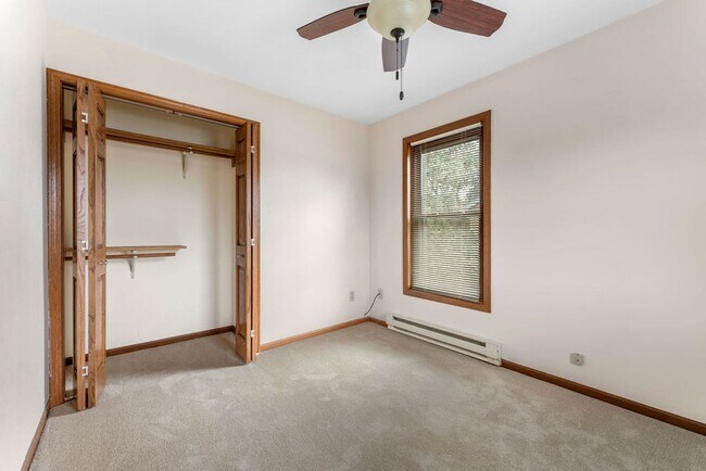 Building Photo - Perfect Townhome with Garage. PETS WELCOME