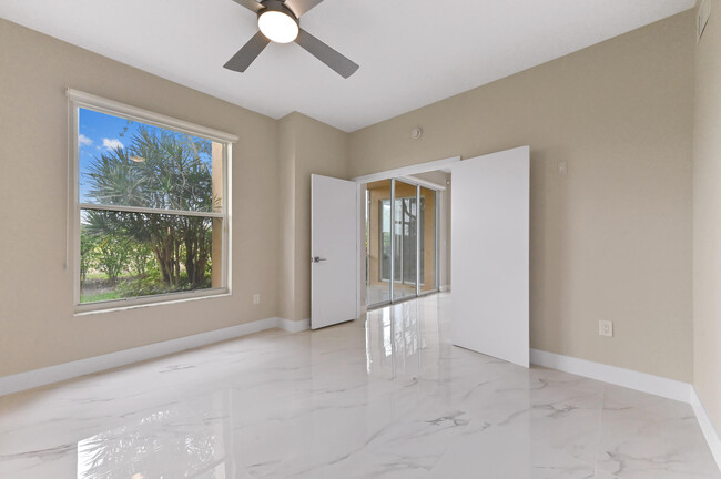 Building Photo - 12454 Crystal Pointe Dr