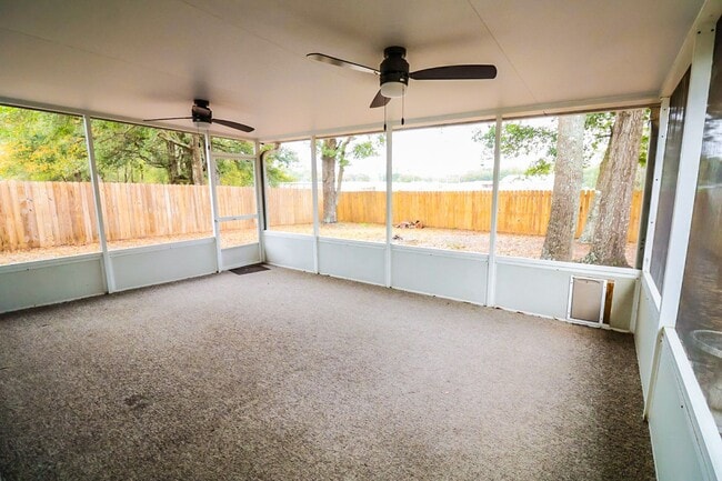 Building Photo - 3 bed 2 bath home in a quiet neighborhood