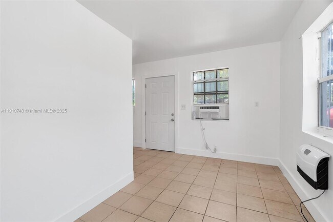 Building Photo - 2047 Lincoln Ave