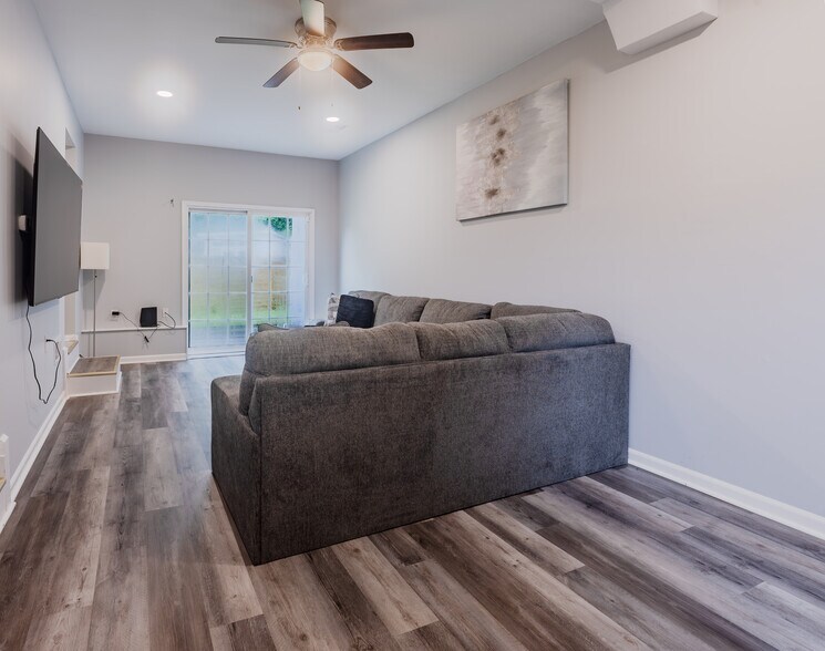 Living room - 2395 Yarmouth Ct