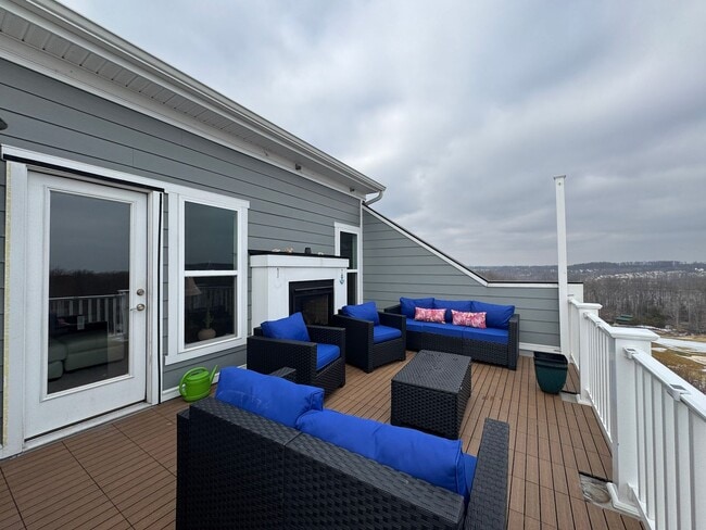 Building Photo - Fantastic 4 Bed 3.5 Bath End Unit Townhome In Potomac Shores Town Center