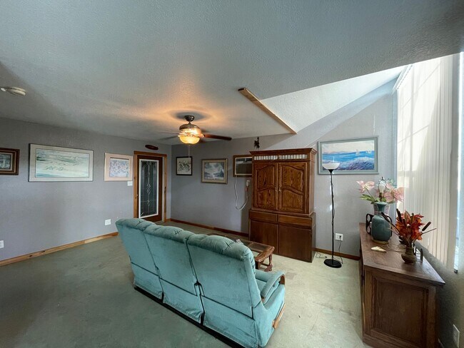Building Photo - NEW ON MARKET // ALL BILLS PAID !