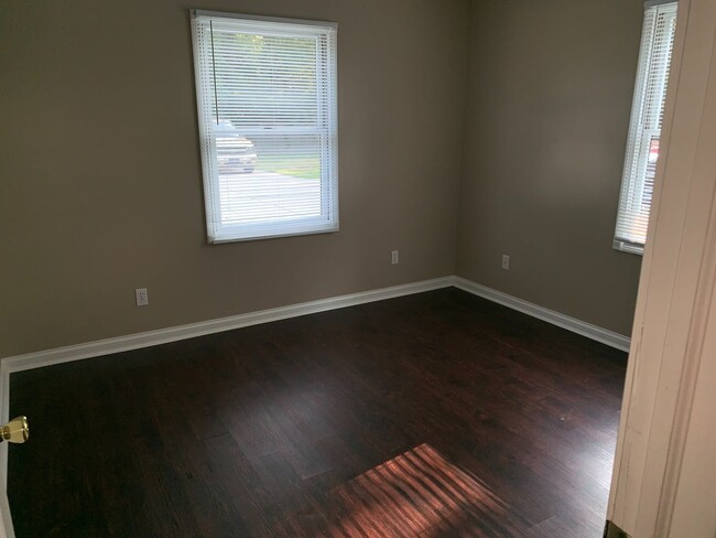 Building Photo - 2 bed 1 bath duplex