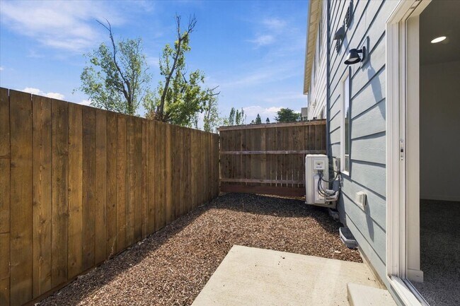 Building Photo - 2028 Sunset Dr